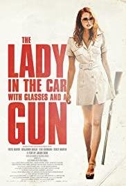 La Dame dans l'auto avec des lunettes et un fusil